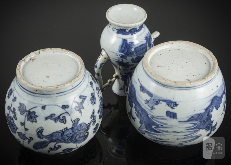 Two porcelain jars and a ewer with underglaze blue decoration - 图4
